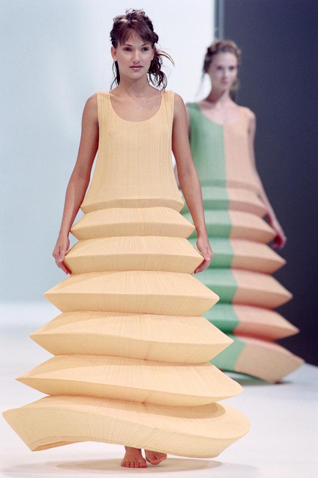 Les modèles de la ligne "Pleats please" du créateur japonais Issey Miyake présentés à Paris en novembre 1994. [AFP - Yoshikazu TSUNO]