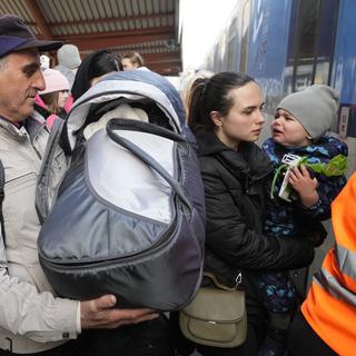 Des réfugiés ukrainiens embarquent à bord d'un train dans la ville polonaise de Przemysl. [AP/Keystone - Sergei Grits]