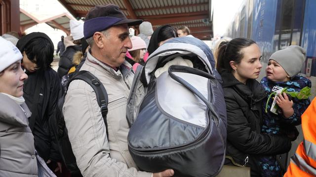 Des réfugiés ukrainiens embarquent à bord d'un train dans la ville polonaise de Przemysl. [AP/Keystone - Sergei Grits]