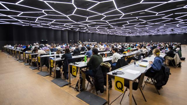 Des étudiants de l'université de Genève passent leur examen à Palexpo Genève. [Keystone - Martial Trezzini]