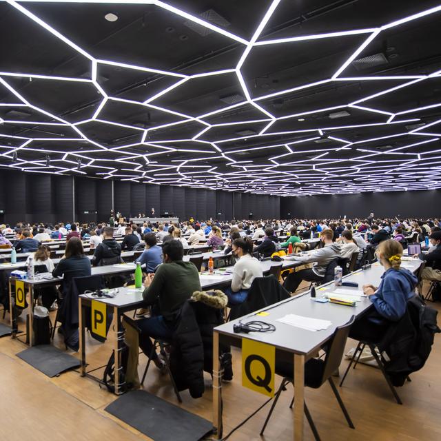 Des étudiants de l'université de Genève passent leur examen à Palexpo Genève. [Keystone - Martial Trezzini]
