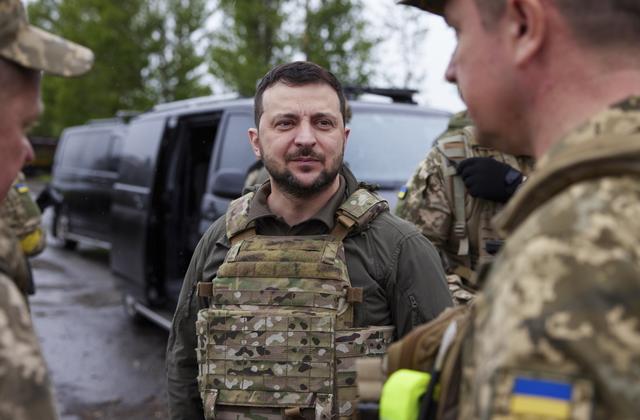 Le président Volodymyr Zelensky lors d'une visite dans la région de Kharkiv. [Keystone/EPA - Ukrainian Presidential Press Service]