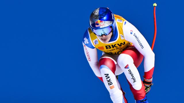 Marco Odermatt, de Suisse, en action lors de la course de descente masculine de la Coupe du monde de ski FIS de ski alpin à Wengen, en Suisse, vendredi 14 janvier 2022. [KEYSTONE - Jean-Christophe Bott]