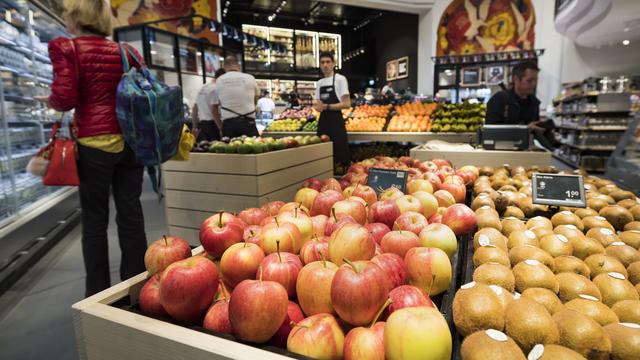 Selon le WWF, le "culte de la beauté" pour les fruits et les légumes est responsable d'un important gaspillage alimentaire. [Keystone - Jean-Christophe Bott]