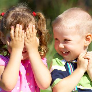 Deux enfants rient ensemble. [Depositphotos - yanlev]