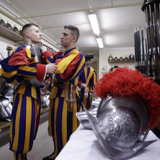 Des Gardes suisses se préparent avant une cérémonie de prestation de serment au Vatican, lundi 6 mai 2019. [Keystone - AP Photo/ Gregorio Borgia]
