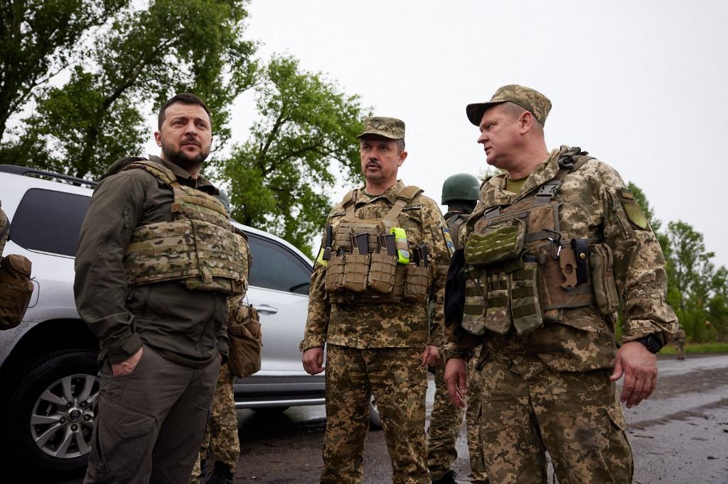 Volodymyr Zelensky parlant avec des militaires ukrainiens lors de sa visite dans la région de Kharkiv. [afp - Ukrainian presidential Press-Service]