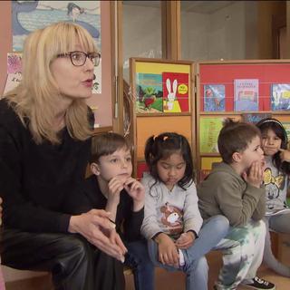 Mise au point - Des réfugiés ukrainiens font leurs premiers pas dans des écoles romandes. [RTS]