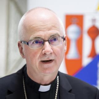 Monseigneur Morerod, l'évêque de Lausanne, Genève et Fribourg lors d'une conférence de presse en juillet 2020. [Keystone - Jean-Christophe Bott]