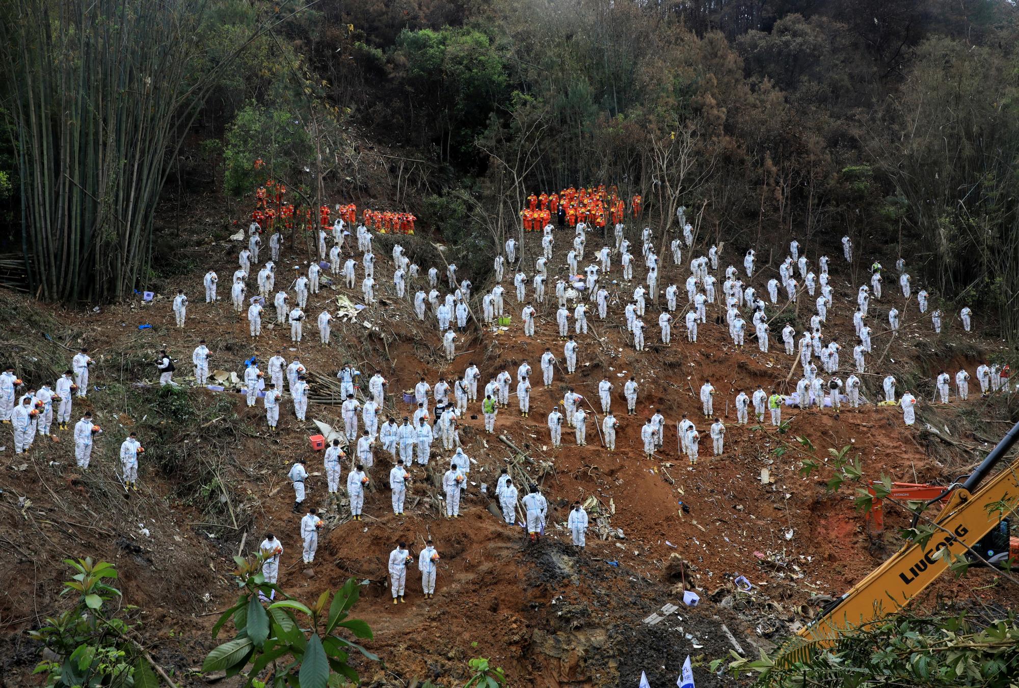 Des secouristes chinois respectent une minute de silence sur le site du crash le 27 mars dernier. [Reuters - cnsphoto]