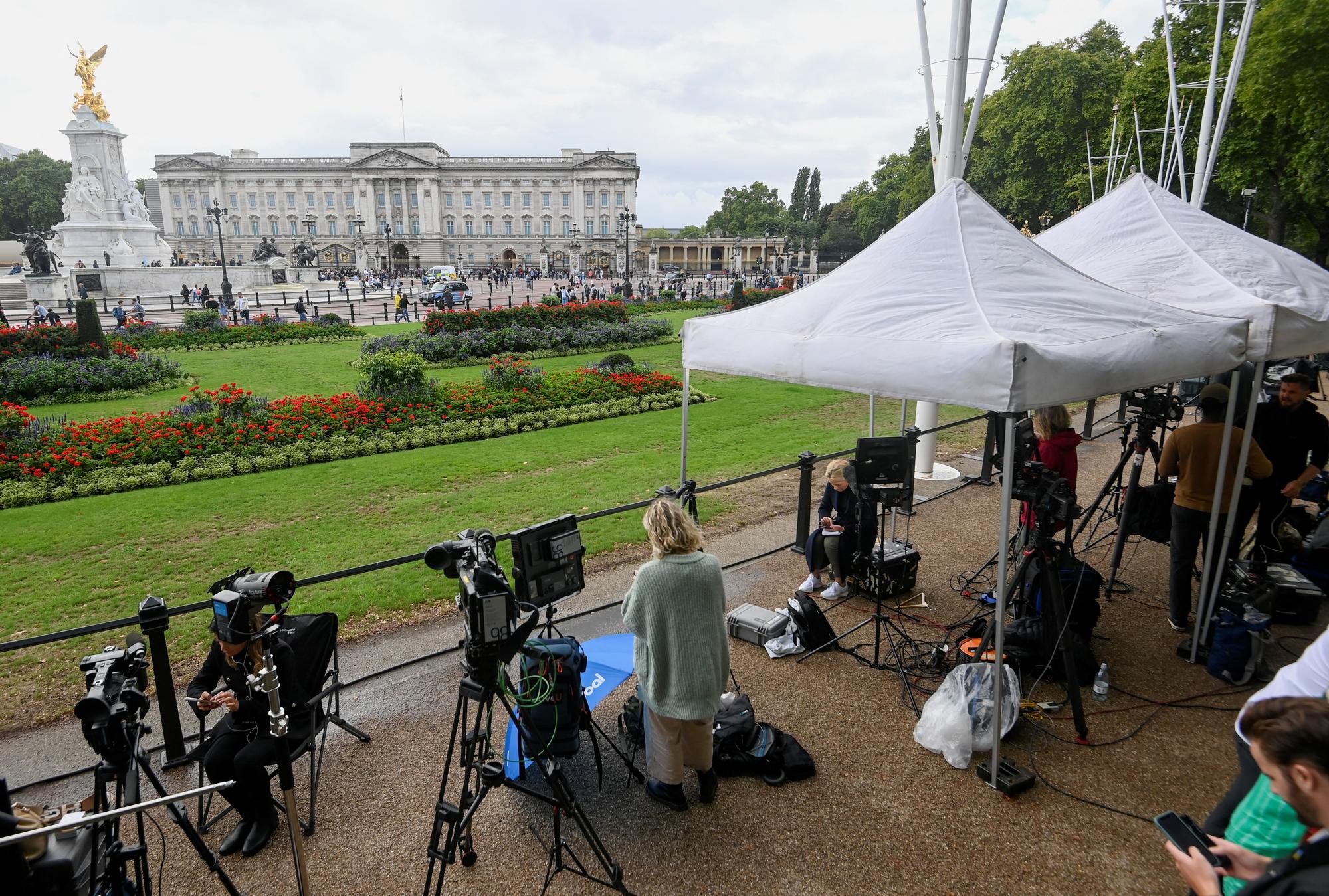 La presse se réunit devant Buckingham Palace. [Reuters - Toby Melville]