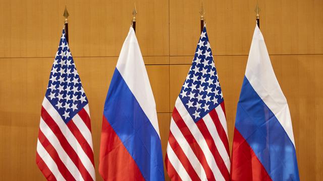 Des drapeaux américains et russes. [Keystone - Denis Balibouse]