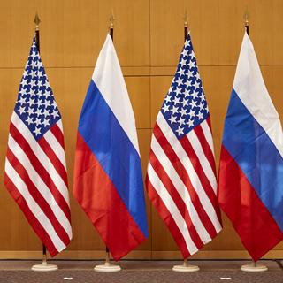 Des drapeaux américains et russes. [Keystone - Denis Balibouse]