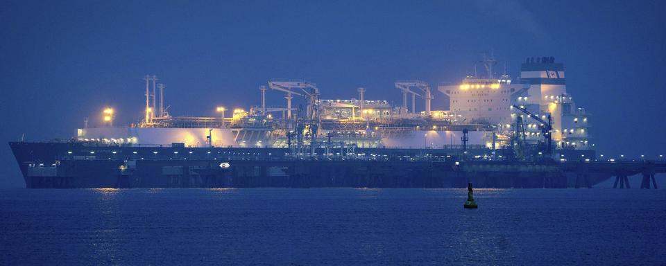 Le bateau FSRU "Hoegh Esperanza" est ancré à Wilhelmshaven, dans le nord de l'Allemagne, le 16 décembre 2022. [AP Photo/ Keystone - Michael Sohn]