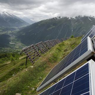Les Verts acceptent finalement la construction de nouvelles installations solaires dans les Alpes. [KEYSTONE - Jean-Christophe Bott]