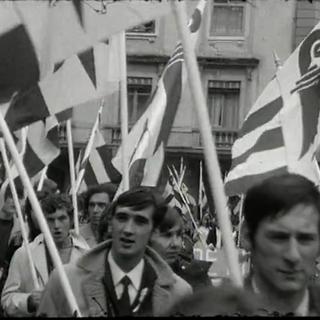 Les Béliers, membres du mouvement de jeunesse affilié au Rassemblement Jurassien, défilent à Berne en 1968. [RTS - RTS]