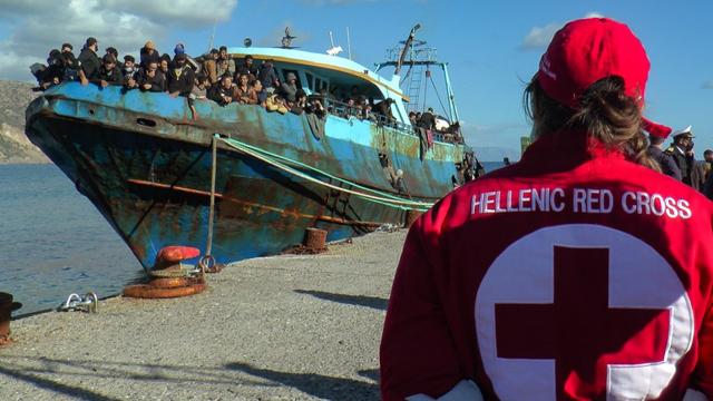 Le bateau a pu être remorqué jussqu'au port de Paleochora, en Crète. [Flashnews.gr/AFP]