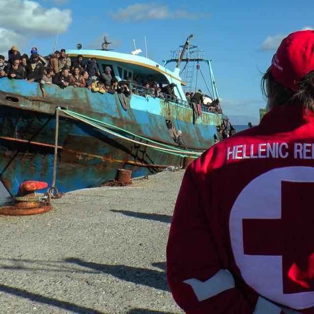Le bateau a pu être remorqué jussqu'au port de Paleochora, en Crète. [Flashnews.gr/AFP]