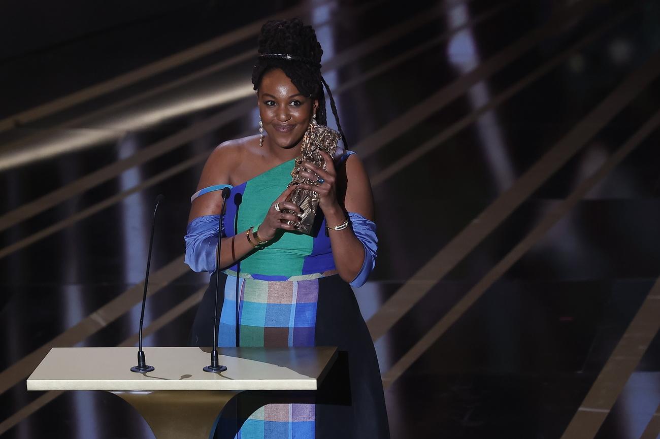Aissatou Diallo Sagna reçoit le César du meilleur espoir féminin. [Keystone - EPA/Ian Langsdon]