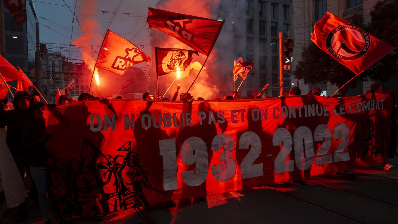 Les manifestants antifascistes dans les rues de Genève, 12.11.2022. [Keystone - Martial Trezzini]