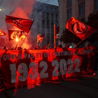 Les manifestants antifascistes dans les rues de Genève, 12.11.2022. [Keystone - Martial Trezzini]