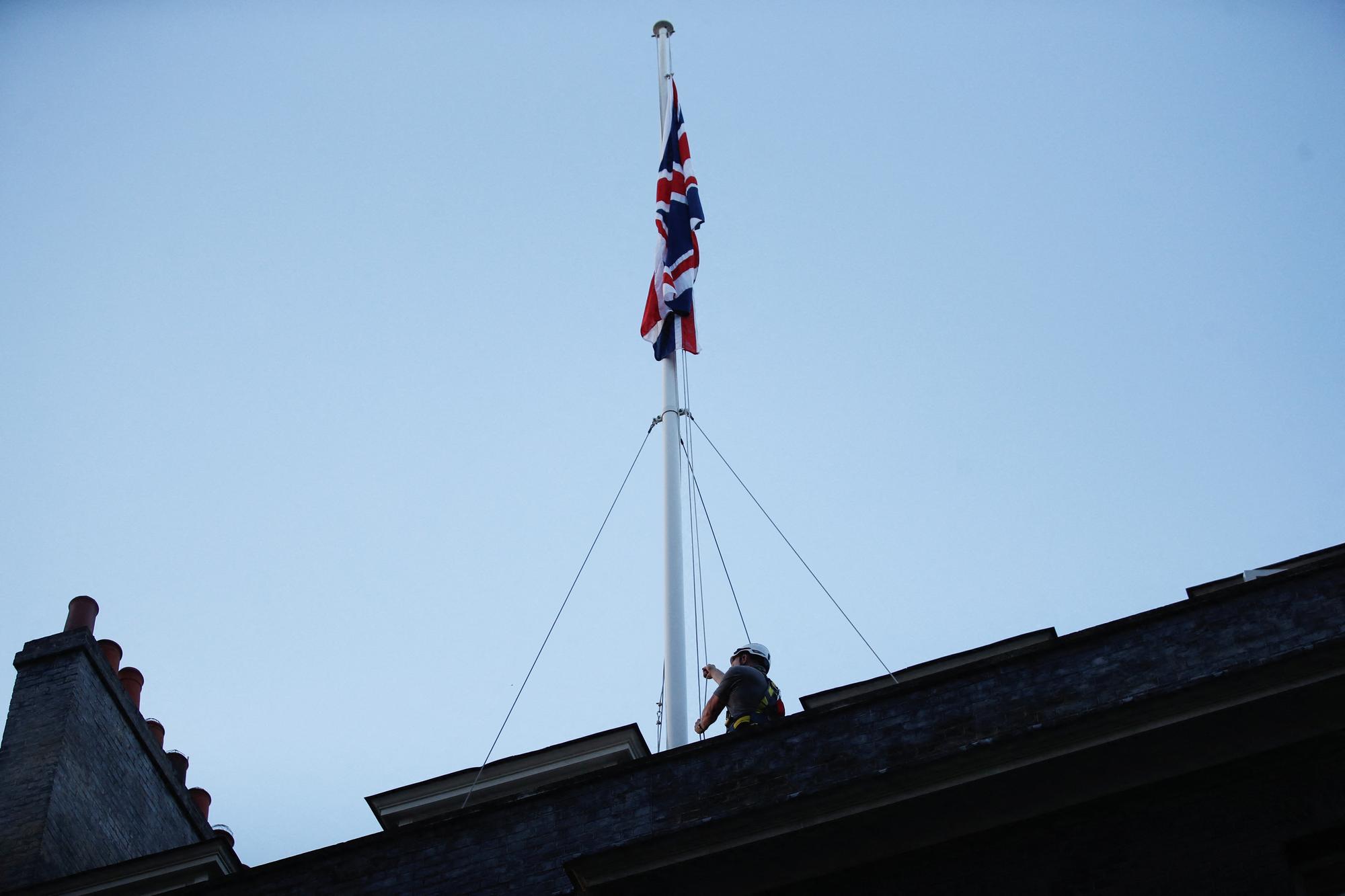 Le drapeau britannique est mis en berne au-dessus de Buckingham Palace. [Reuters - Peter Nicholls]