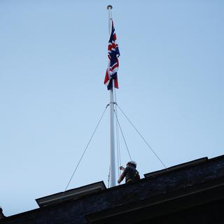 Le drapeau britannique est mis en berne au-dessus de Buckingham Palace. [Reuters - Peter Nicholls]
