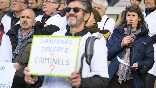 Les médecins Blaise Genton et Valérie D'Acremont, avec 10 autres personnes, ont été condamnées pour avoir participé à une manifestation d'Extinction Rebellion, le 14 décembre 2019. [Keystone - Laurent Gillieron]