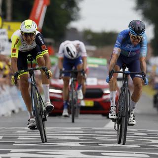 L'Australien Simon Clarke (à droite) a remporté au sprint la 5e étape du Tour de France. [Gonzalo Fuentes]