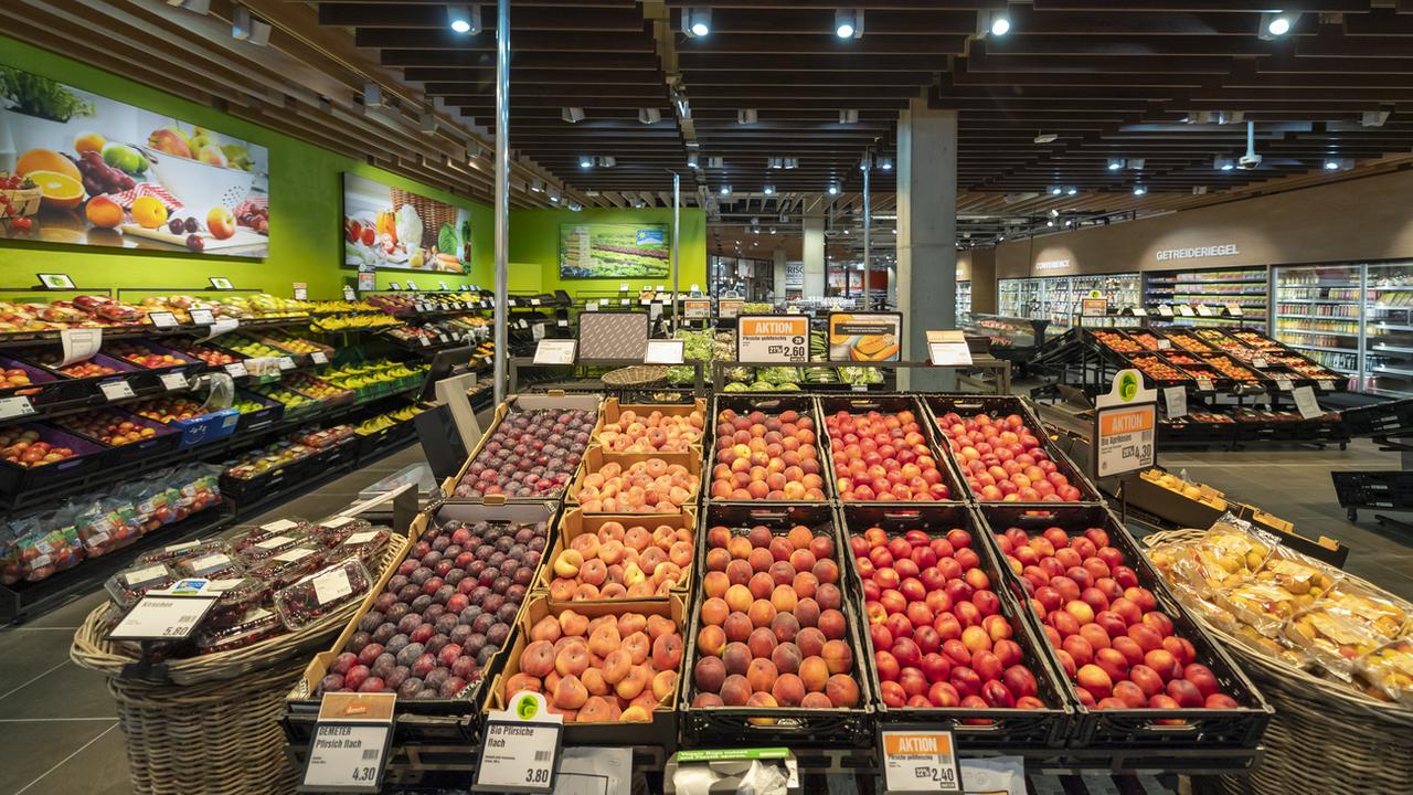 Fruits et légumes frais du supermarché Migros de l'aile ouest de la gare CFF de Bâle, le jeudi 24 juin 2021. [KEYSTONE - Georgios Kefalas]