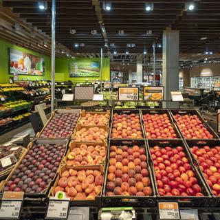 Fruits et légumes frais du supermarché Migros de l'aile ouest de la gare CFF de Bâle, le jeudi 24 juin 2021. [KEYSTONE - Georgios Kefalas]