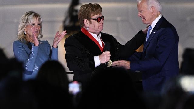 Le chanteur Elton John a reçu des mains de Joe Biden la la National Humanities Medal. [AFP - Brendan Smialowski]