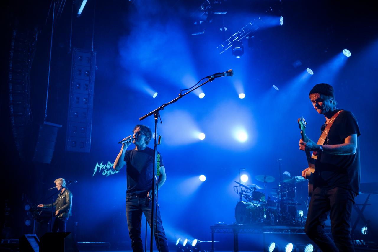 Le trio pop norvégien a-ha emmené par son chanteur Morten Harket sur la scène de l'auditorium Stravinski du Montreux Jazz Festival, le 1er juillet 2022. [KEYSTONE - Jean-Christophe Bott)]