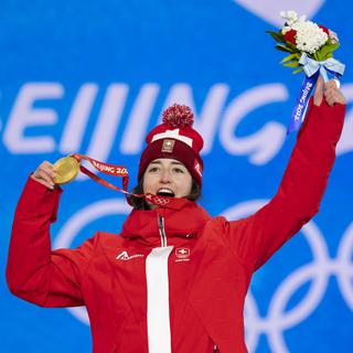 Mathilde Gremaud avec la médaille d'or de ski slopestyle. [Keystone - Peter Klaunzer]