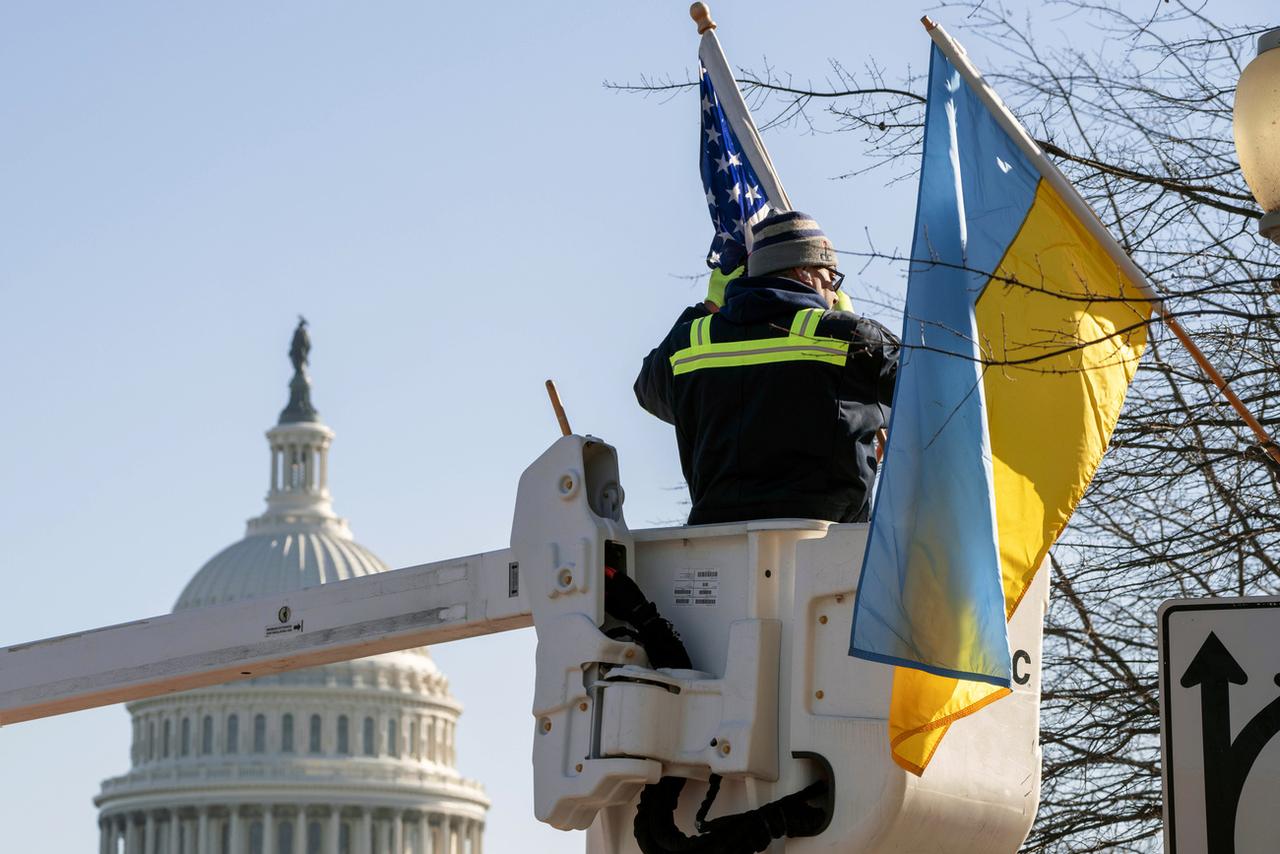 Les drapeaux ukrainiens flottent mercredi sur la capitale américaine. [Keystone - AP Photo/Jacquelyn Martin]