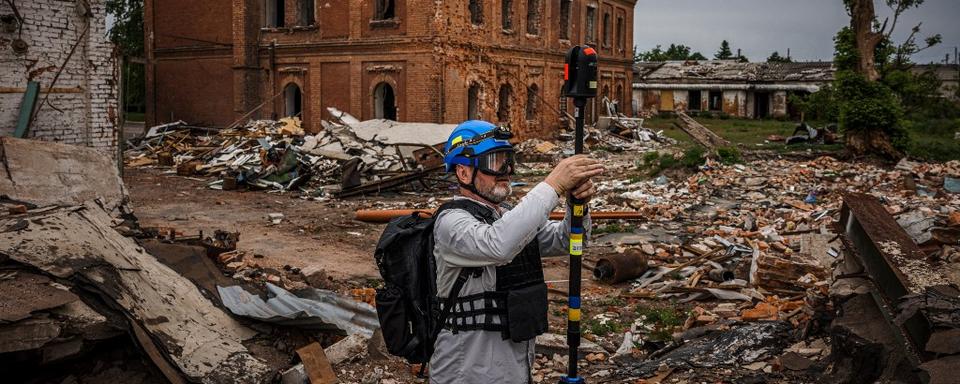 Emmanuel Durand et son scanner dans les rues de Kharkiv. [AFP - Dimitar DILKOFF]