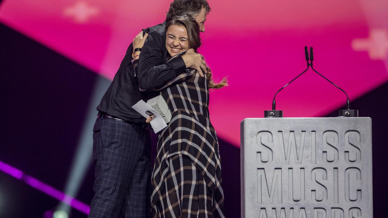 La jeune artiste Saint-Galloise Joya Marleen a gagné trois prix aux Swiss Music Awards, le 25 mai 2022. [Keystone - Urs Flueeler]