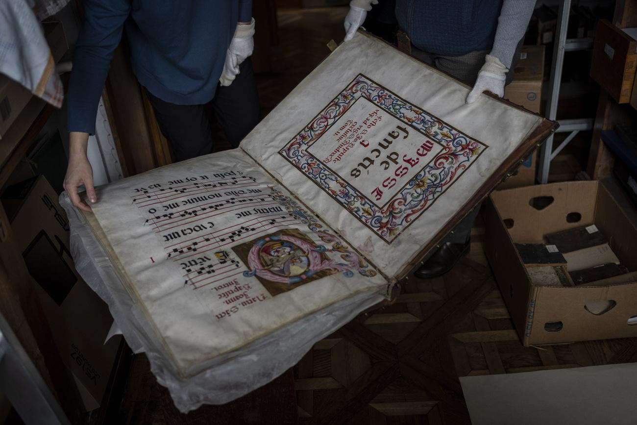 Des employés mettent en sécurité un manuscript rare du Musée national de Lviv. [AP/Keystone - Bernat Armangue]