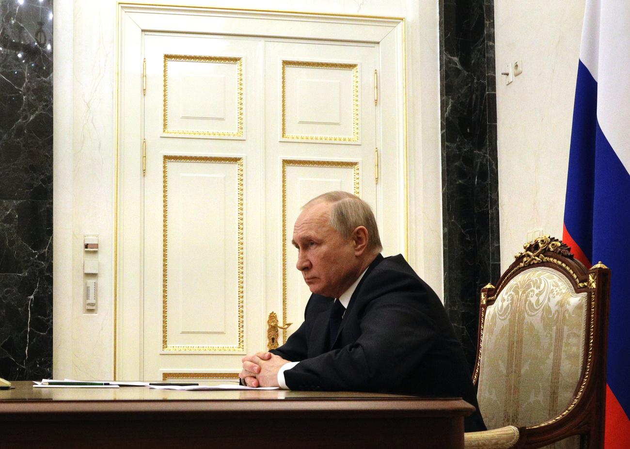 Le président russe Vladimir Poutine participe à une réunion par vidéoconférence avec des membres du gouvernement au Kremlin à Moscou, en Russie, le 10 mars 2022. [EPA - MIKHAIL KLIMENTYEV]