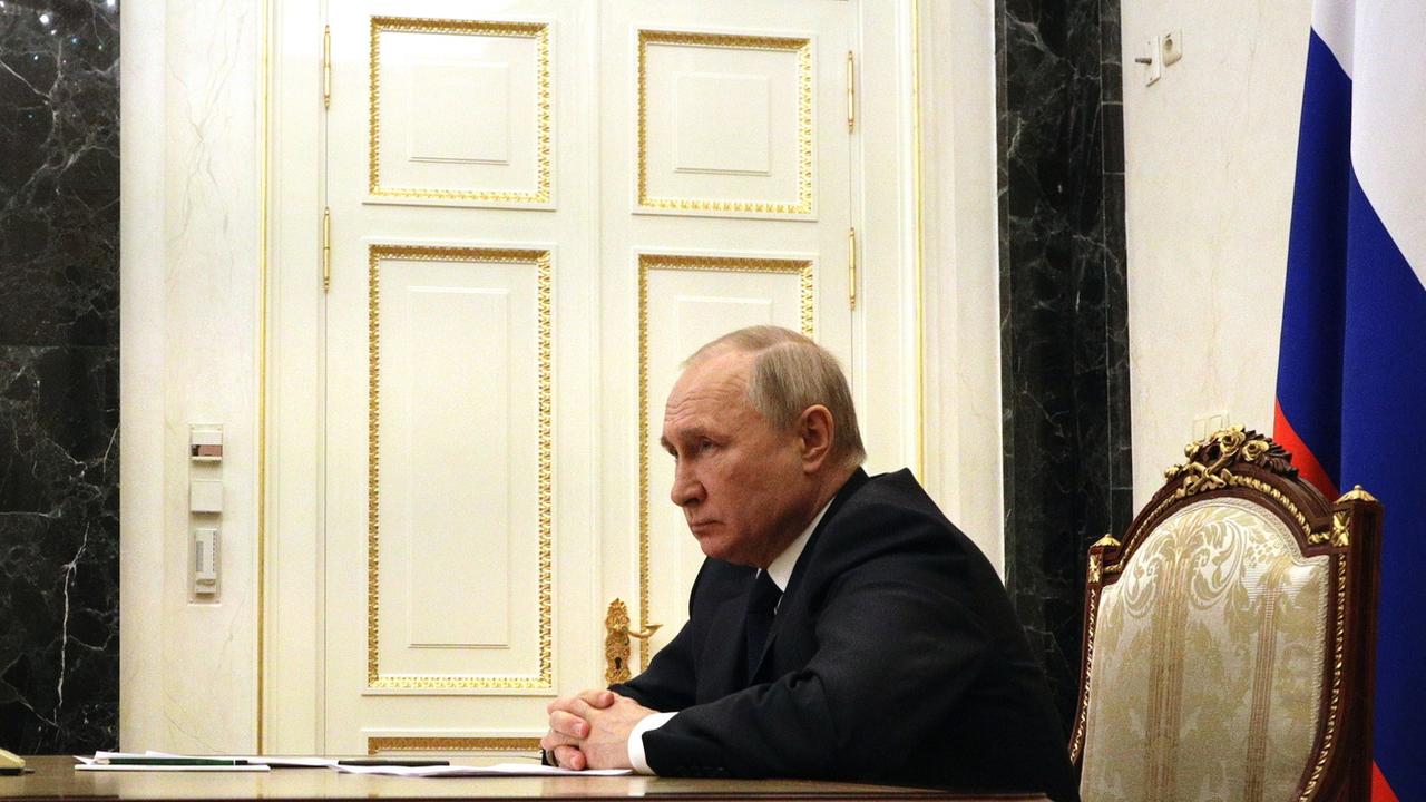 Le président russe Vladimir Poutine participe à une réunion par vidéoconférence avec des membres du gouvernement au Kremlin à Moscou, en Russie, le 10 mars 2022. [EPA - MIKHAIL KLIMENTYEV]