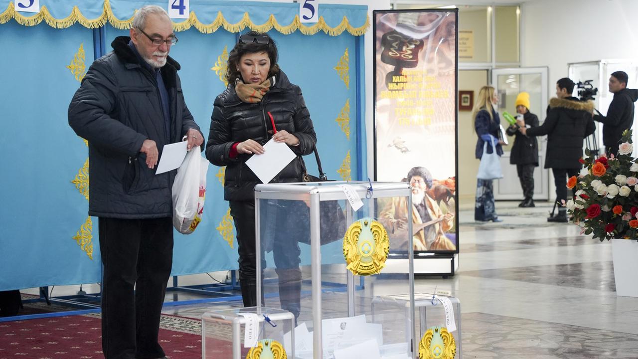 Près de douze millions de Kazakhs étaient appelés aux urnes dimanche pour une élection présidentielle anticipée. [Keystone - Vladimir Tretyakov]