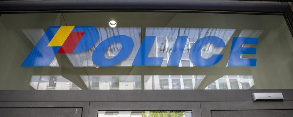 Le logo de la police genevoise aux Pâquis. [Keystone - Martial Trezzini]