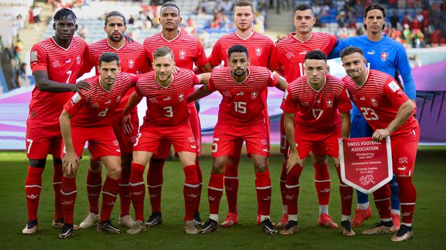 L'équipe suisse de football avant son match contre le Cameroun le 24 novembre 2022 au Qatar. [Keystone - Laurent Gilliéron]