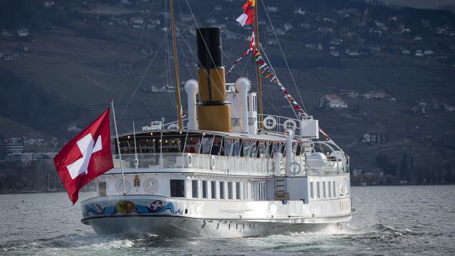 Dernier bateau à vapeur avec roues à aubes construit entièrement en Suisse, Le Rhône a retrouvé mardi matin le chemin du Léman. Pas moins de trois ans de travaux auront été nécessaires pour remettre à flot de vieux monsieur presque centenaire. [KEYSTONE - JEAN-GUY PYTHON]