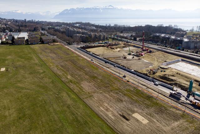 La construction du Campus Santé, sur un terrain des Côtes de la Bourdonnette (à gauche de l'image), à Chavannes-près-Renens, participera à la densification de l'Ouest lausannois. [KEYSTONE - LAURENT GILLIERON]