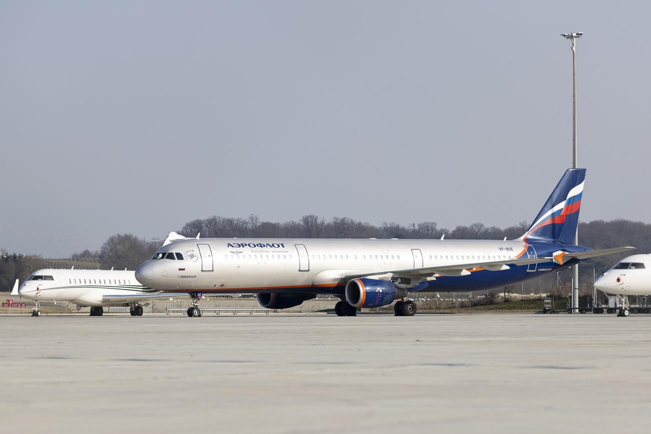 L'A321 d'Aeroflot (immatriculé VP-BOE) immobilisé sur le P48 de l'Aéroport de Genève en mars 2022. [Keystone - Salvatore Di Nolfi]