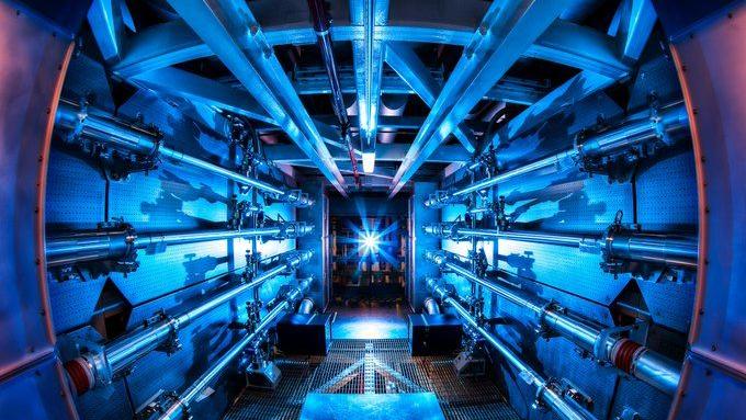 La recherche sur la fusion nucléaire a lieu au National Ignition Facility à Livermore, en Californie. [NIF - Damien Jemison, LLNL]