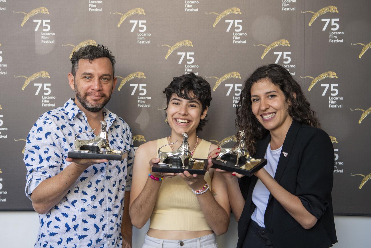 Reinaldo Amien (meilleur acteur), Daniela Marin Navarro (meilleure actrice) et la réalisatrice Valentina Maurel posent avec leur distinction pour le film "Tengo Sueños Electricos". [Keystone - Urs Flueeler]