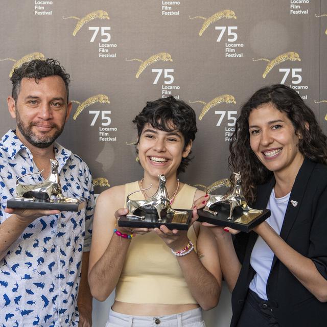 Reinaldo Amien (meilleur acteur), Daniela Marin Navarro (meilleure actrice) et la réalisatrice Valentina Maurel posent avec leur distinction pour le film "Tengo Sueños Electricos". [Keystone - Urs Flueeler]