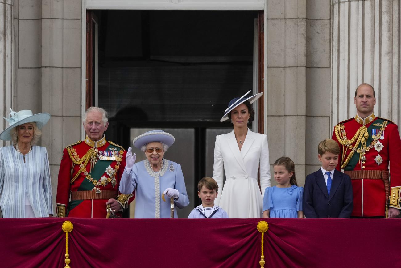 La reine Elizabeth II acclamée au balcon de Buckingham Palace pour son jubilé. [KEYSTONE - ALASTAIR GRANT]